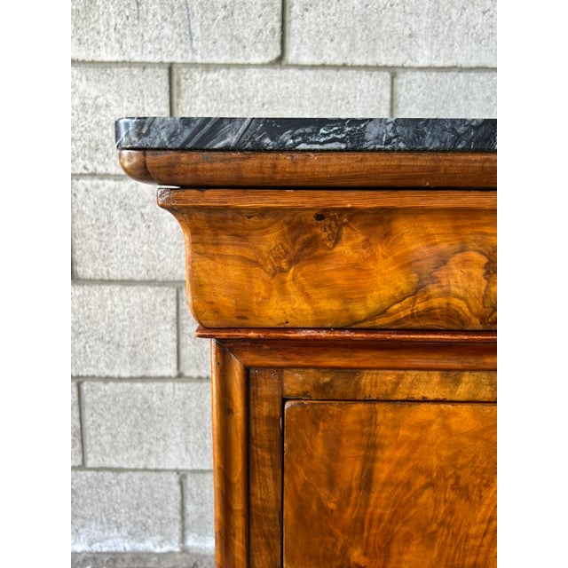 Louis Philippe French Walnut Commode / Chest of Drawers With Silver Wave Marble Top For Sale - Image 11 of 14