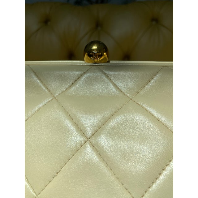 Contemporary Vintage Chanel Matelassé CC Gold Beige Lambskin Kiss-Lock Chain Bag (1994–1996) For Sale - Image 3 of 17