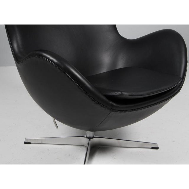 Fritz Hansen Egg Chair in Black Leather by Arne Jacobsen for Fritz Hansen, 2024 For Sale - Image 4 of 9