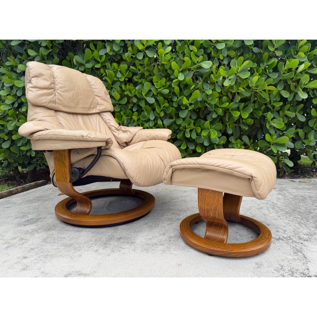 Late 20th Century Vintage Ekornes Stressless Reno Leather Recliner Lounge Chair and Ottoman, Made in Norway For Sale - Image 5 of 12