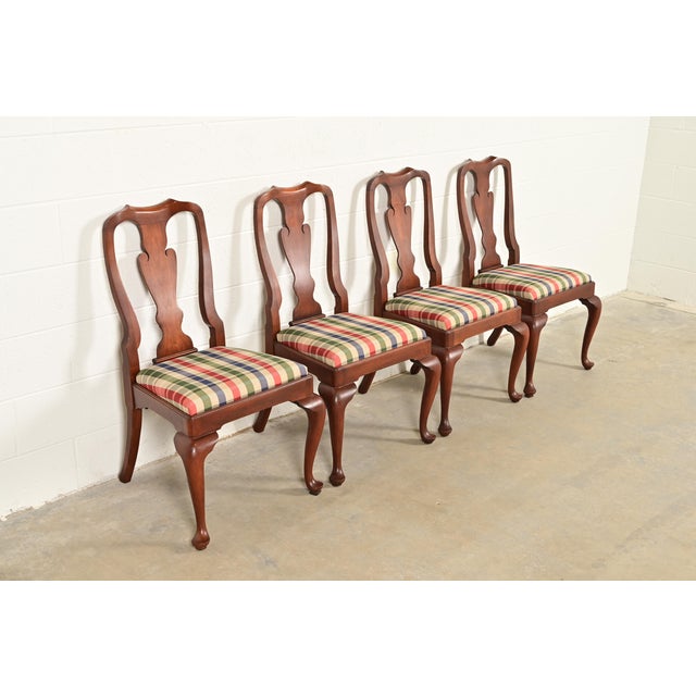 1980s Henkel Harris Queen Anne Solid Cherry Wood Dining Chairs, Set of Four For Sale - Image 5 of 14