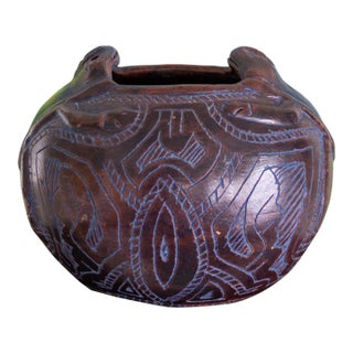 Indigenous Brazilian Reis Para Pottery Etched Ceramic Frog Bowl in Burgundy Red and Blue For Sale