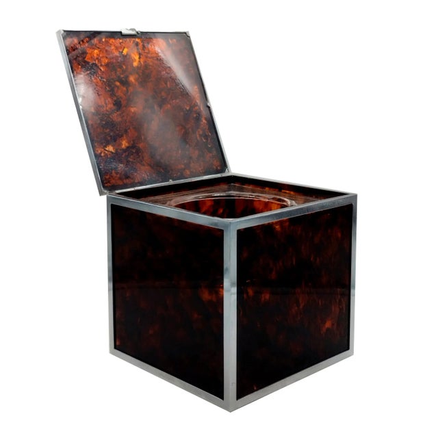 Cubic ice bucket in tortoiseshell-effect acrylic with chrome edges in the Christian Dior style. Made in Italy in the...