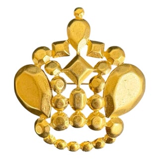 Trifari Gold Crown Brooch Vintage Matte Tm Retro Pin For Sale