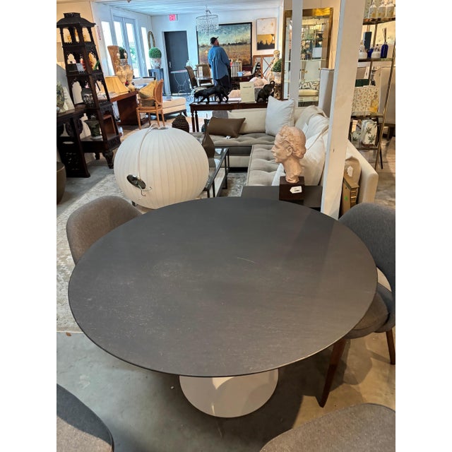 1950s Knoll Eero Saarinen Round Pedestal Dining Table With Dark Top and White Tulip Base and 4 Chairs For Sale - Image 5 of 6