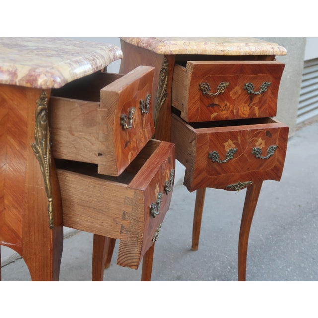 1920s Pair of French Louis XV Style Rosewood Side Tables Nightstands For Sale In Los Angeles - Image 6 of 14