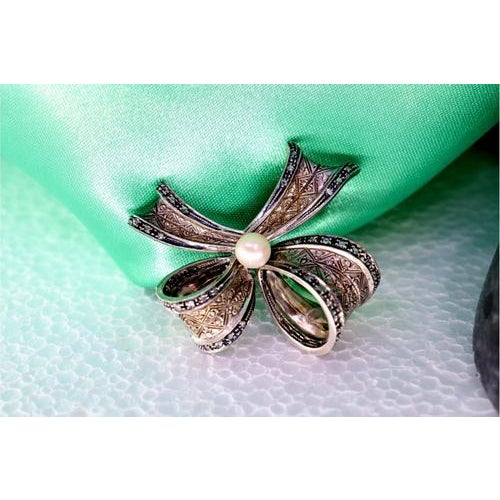 Gold and Silver Bow-Shaped Brooch with Diamond Flakes For Sale - Image 5 of 9