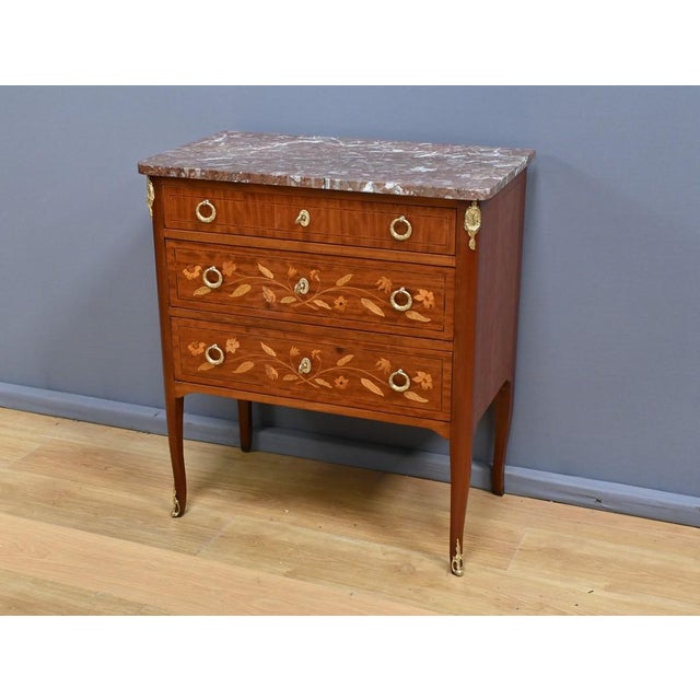 Small Early 20th Century Blond Mahogany Chest of Drawers For Sale - Image 3 of 18