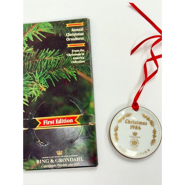 Bing & Grondahl Vintage Bing & Grøndahl Ornament "Christmas Eve in Williamsburg" 1986 First Edition – "Christmas in America" Series, Blue White Porcelain For Sale - Image 4 of 8