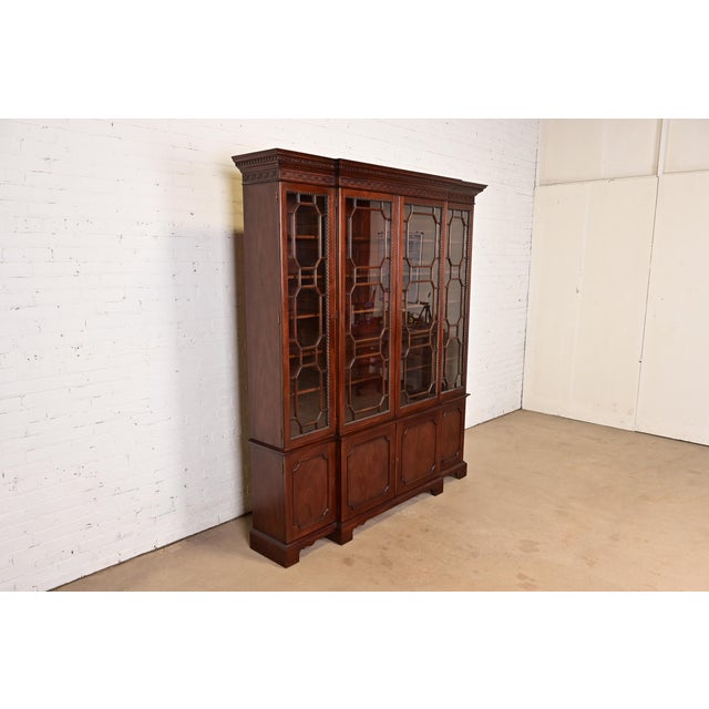 Kindel Furniture Late 20th Century Kindel Furniture Georgian Carved Mahogany Lighted Breakfront Bookcase Cabinet For Sale - Image 4 of 15