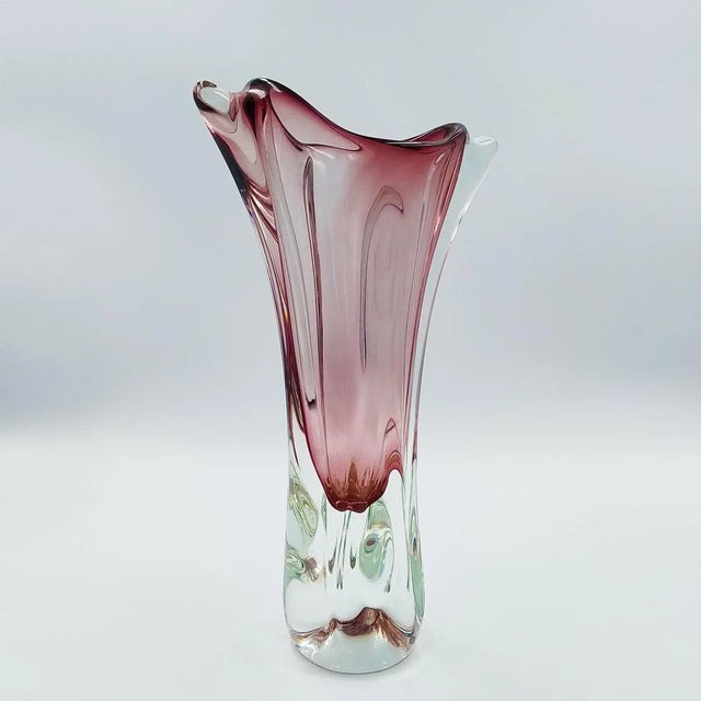 1970s Luxury handcrafted pink vase in Murano glass. Made in Italy. The item is in excellent condition Dimension: 7 x 4 x...
