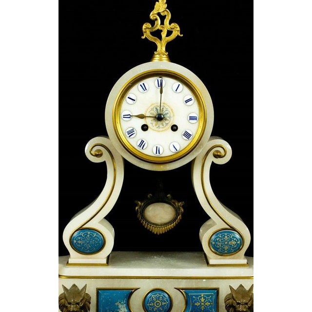 19th Century French Alabaster and Gilt Bronze Clock Garniture with Candelabra, 1870, Set of 3 For Sale - Image 5 of 11