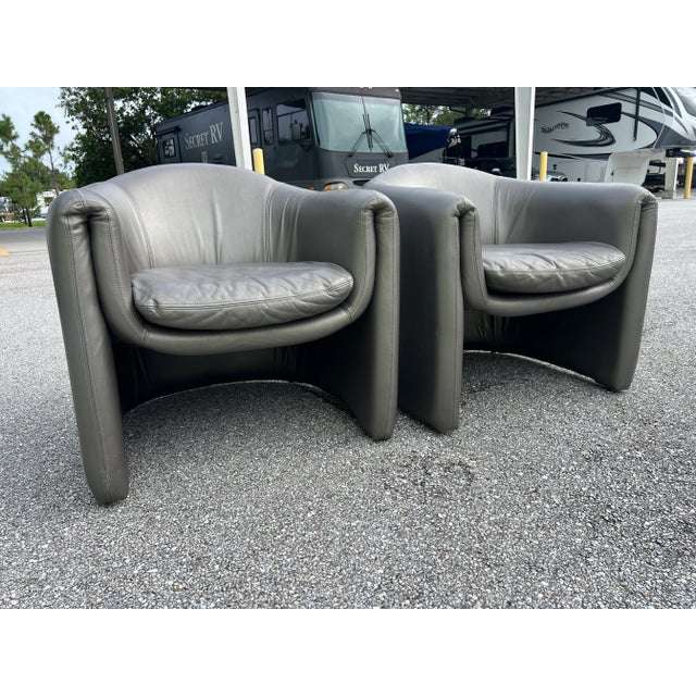 These Vladimir Kagan Lounge Chairs made by Preview Furniture Company in gray leather 1980 inspire curiosity and exude...