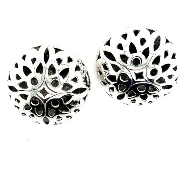 1990s Pair of John Hardy Estate Large Button Clip on Earrings 1.5" Sterling Silver For Sale - Image 4 of 7