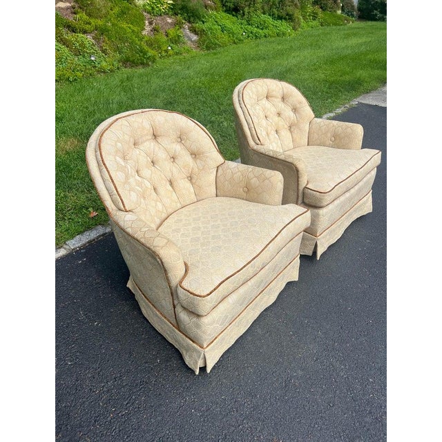 Mid-Century Modern Pair of Tufted Button Back Swivel Chairs in a Cream Color With Brown Piping For Sale - Image 3 of 18