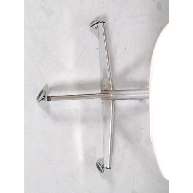 Vintage Revolving Easy Chair in Chromed Steel and White Leather, 1950s For Sale - Image 4 of 5