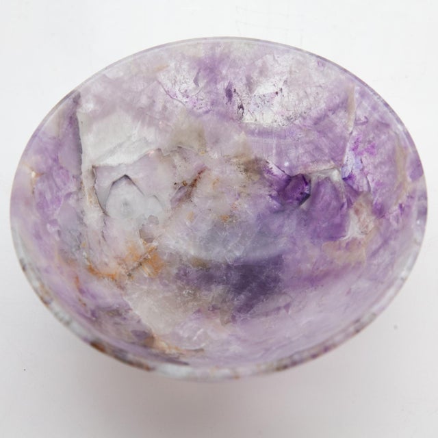 Hand carved amethyst bowl. Measures: 6".