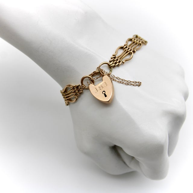 Late 19th Century Victorian 9k Gold Gate Bracelet With Padlock Heart Clasp For Sale In Los Angeles - Image 6 of 8