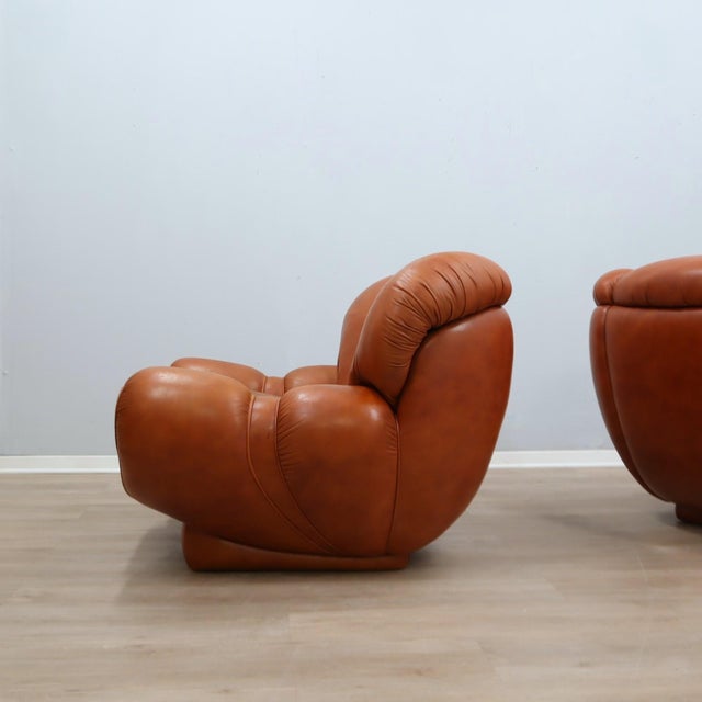 1970s Large Italian Organic Leather Clamshell Lounge Chairs, 1970s, Set of 2 For Sale - Image 5 of 15