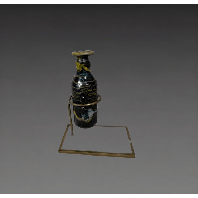 Amphorisque en pate de verre Grece Phenicie 2eme-1er Siecle AV.J.C. Pate de verre bleu, à panse cylindrique et col...