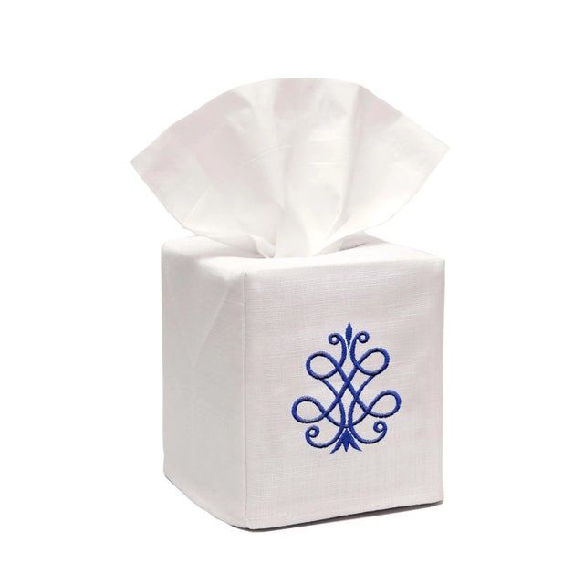 2020s Cobalt Blue French Scroll Tissue Box Cover in White Linen & Cotton, Embroidered For Sale - Image 5 of 5