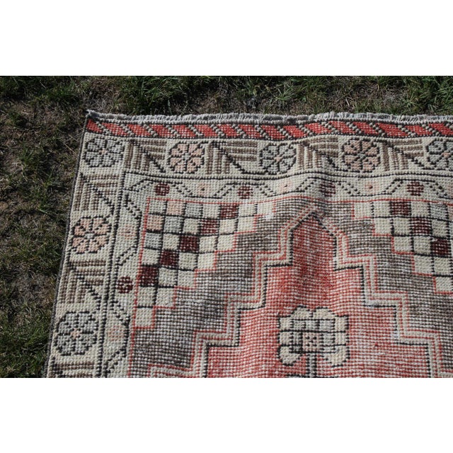 1970s Turkish Cream Oriental Hand Knotted Small Rug For Sale In Sacramento - Image 6 of 8