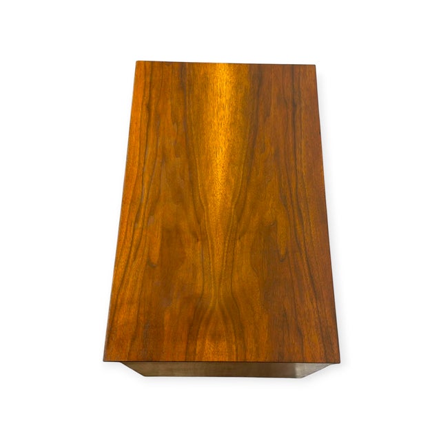 Wood Vintage Mid Century Modern Walnut 2-Drawer Nightstand / End Table For Sale - Image 7 of 8