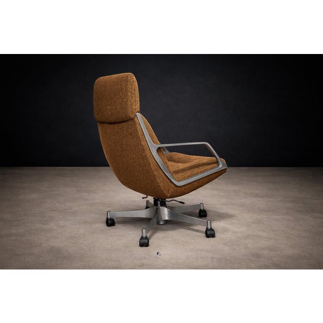 Jorge Zalszupin “Tall Commander” Swivel Chair, 1973 – Fiberglass, Aluminum & Chenille | Brazilian Modern - Lot 888A For Sale - Image 9 of 15
