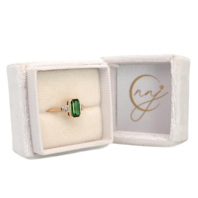 Modern 1.5cts Tsavorite Garnet Ring With Natural Diamond Accents: Solid 14k Gold, Size 6.75 For Sale - Image 3 of 8