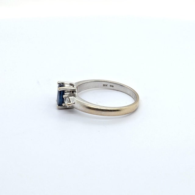 Modern Late 20th Century Three-Stone Blue Oval Gia Sapphire & Diamond Ring in 18k White Gold - Size 6.75 For Sale - Image 3 of 8