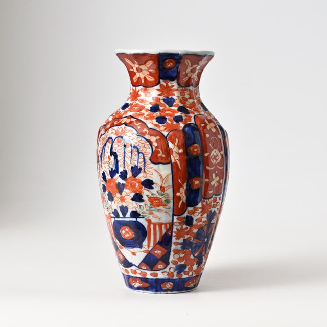 Antique Japanese Imari Porcelain Vase, 1890s, in Very Good conditions. Designed 1890 to 1919