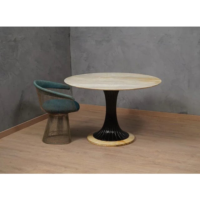 This round dining table by Vittorio Dassi aesthetically represents a cult thanks to its simple lines and its exemplary...