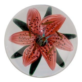 Steven Lundberg Studios Glass Tiger Lily Pedestal Paperweight For Sale