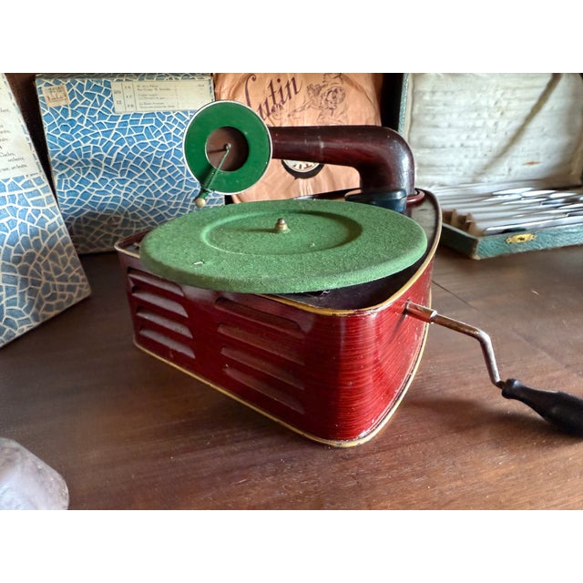 Bingola III Phonograph with Children's Records, 1920s, in Very Good conditions. Designed 1920 to 1949
