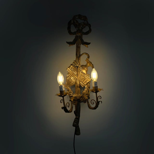 French Louis XVI style wall lamps in gilded wood, 1800s Pair of wall lamps in finely crafted wooden with golden finish....