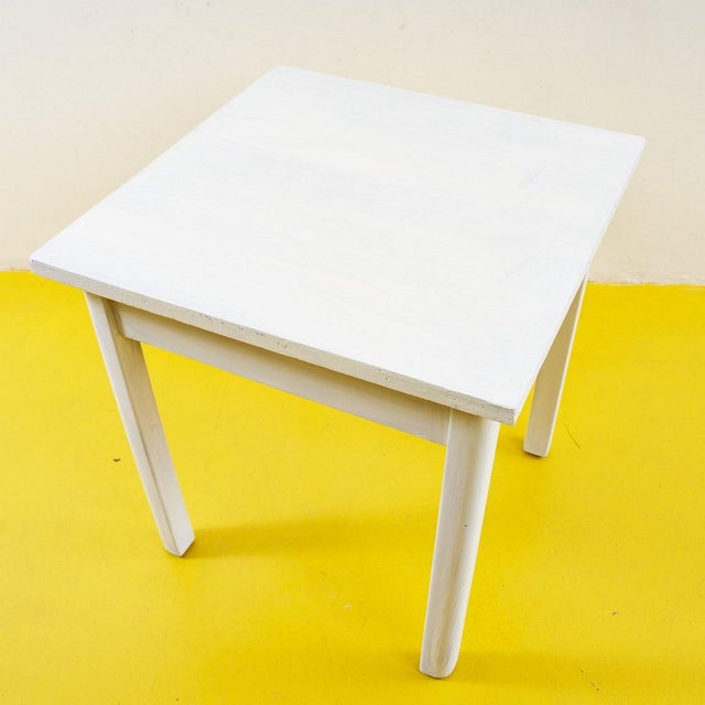 Discover our delightful white coffee table, perfect for any setting. This simple yet refined piece is equally suited to...