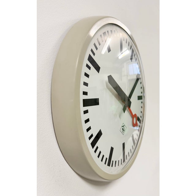 1960s Grey Industrial Wall Clock from TN, 1960s For Sale - Image 5 of 18