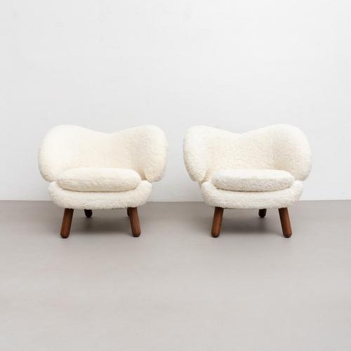 Pelican Chairs in Sheepskin by Finn Juhl, 2000s, Set of 2 For Sale - Image 4 of 14