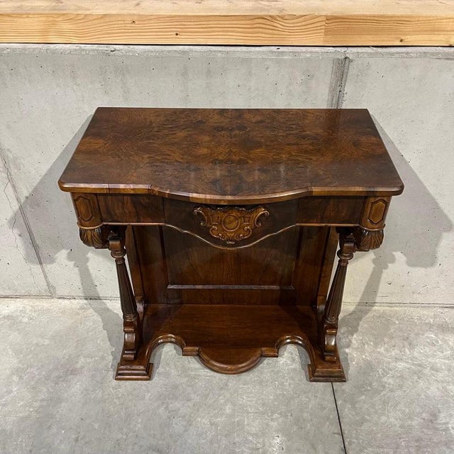 – Exceptionally beautiful woodwork – Excellent condition – Practical and elegant Dimensions: W: 77cm H: 86cm D: 43cm Item:...