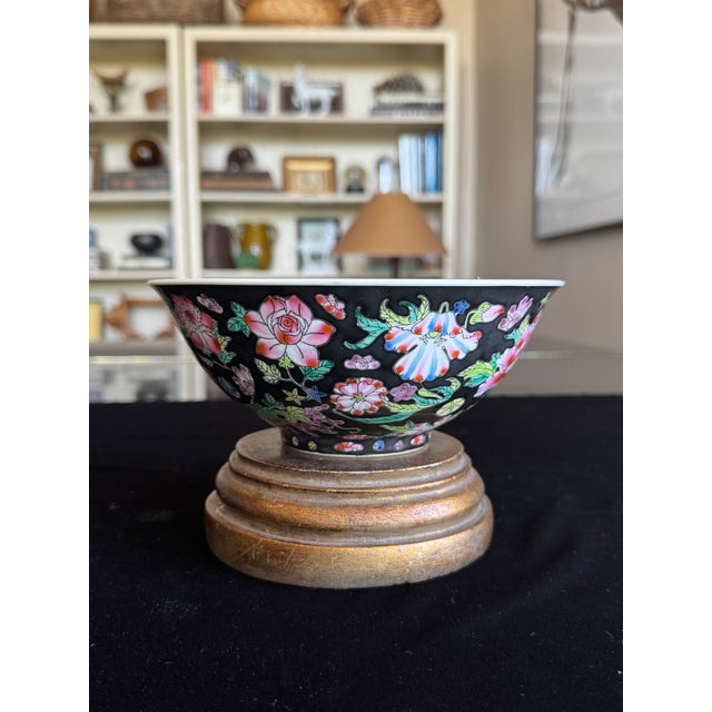 1960s Large Famille Noire Style Chinese Porcelain Bowls, Black Ground Floral - Set of 4 For Sale - Image 10 of 16