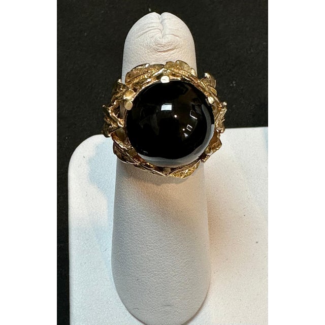 Arts & Crafts 10 Carat Round Black Onyx Unisex Ring 14 Karat Yellow Gold Size 5.75 For Sale - Image 3 of 18