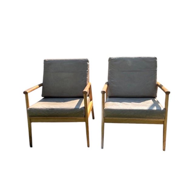 This is a signed, dated pair of ‘Fahmida’ chairs by Thos. Moser, the Auburn, Maine workshop known for hand-joined American...