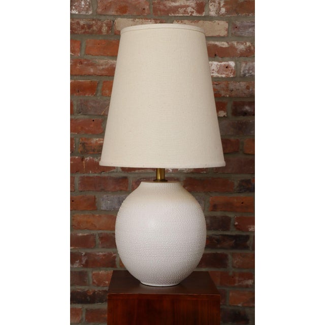 1960s Vintage White Stippled Ceramic Orb Table Lamp by Lee Rosen for Design Technics For Sale - Image 5 of 16