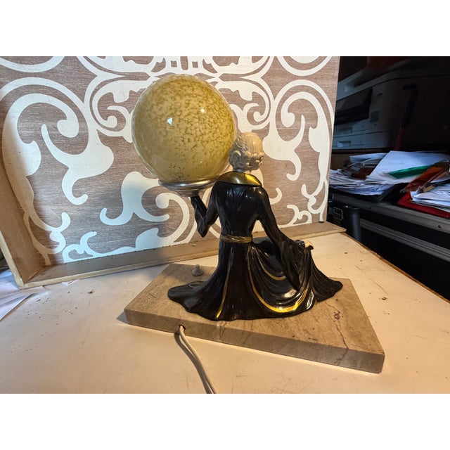 French Art Deco Cold-Painted Table Lamp with Woman Carrying Sphere in Bronze on a Marble Base, 1936 For Sale - Image 9 of 11