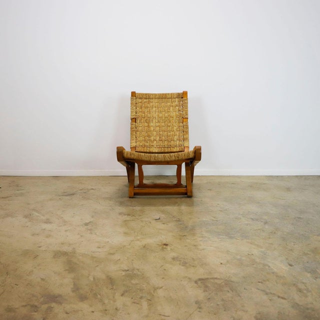 We offer this rare Mexican folding chair by Muebles Toluca, circa 1960. Made in solid pine wood and natural palm cords.