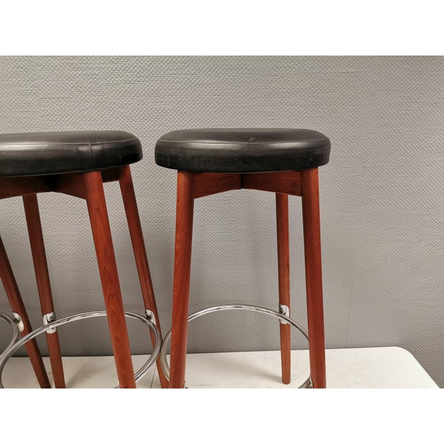 Teak Bar Stools with Black Imitation Leather Seats and Chrome-Plated Metal Footrests from Spøttrup Møbelfabrik, Denmark, 1960s, Set of 4 For Sale - Image 6 of 11
