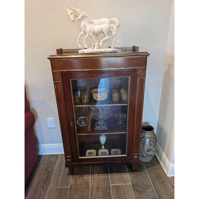 Napoleon III Style Mahogany French Glass Display Cabinet With Decorative Brass Gallery, Late 19th Century For Sale - Image 11 of 11