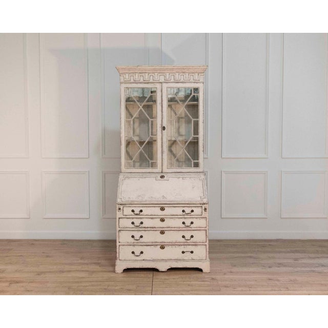 European two-part vitrine cabinet with fine carvings, circa 1790 For Sale - Image 13 of 17