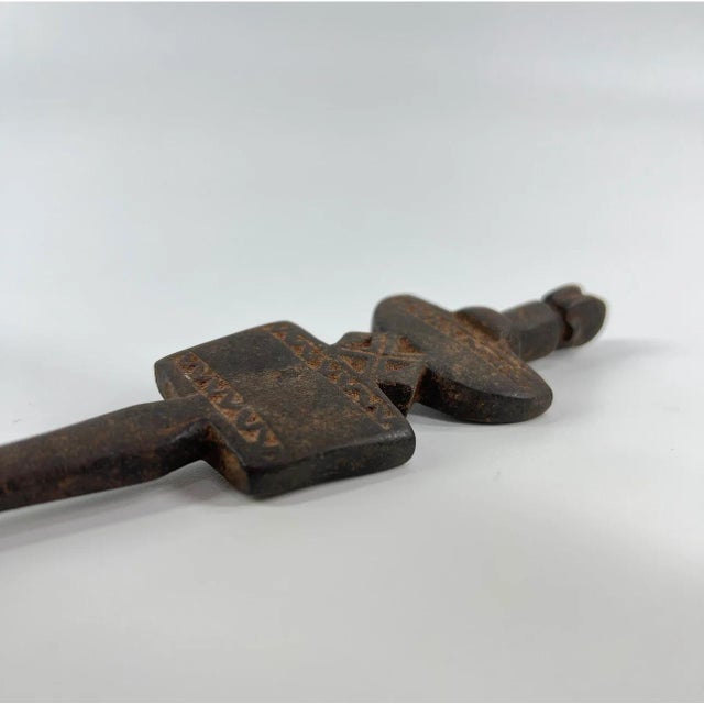 African Early 20th Century Nyamwezi Figural Engagement Hair Pick Tanzania For Sale - Image 3 of 6