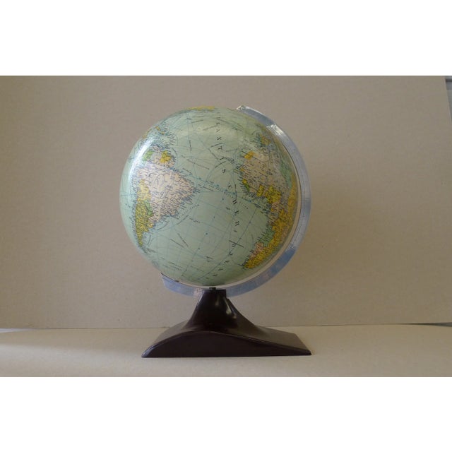 Medium size globe of this version with the streamlined bakelite base. Sphere diameter is 24 cm - Scale 1:50 mio. Cardboard...